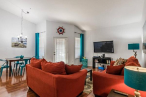 Gorgeous condo, 2 bedrooms, 2 baths, with pool, minutes to Clearwater Beach